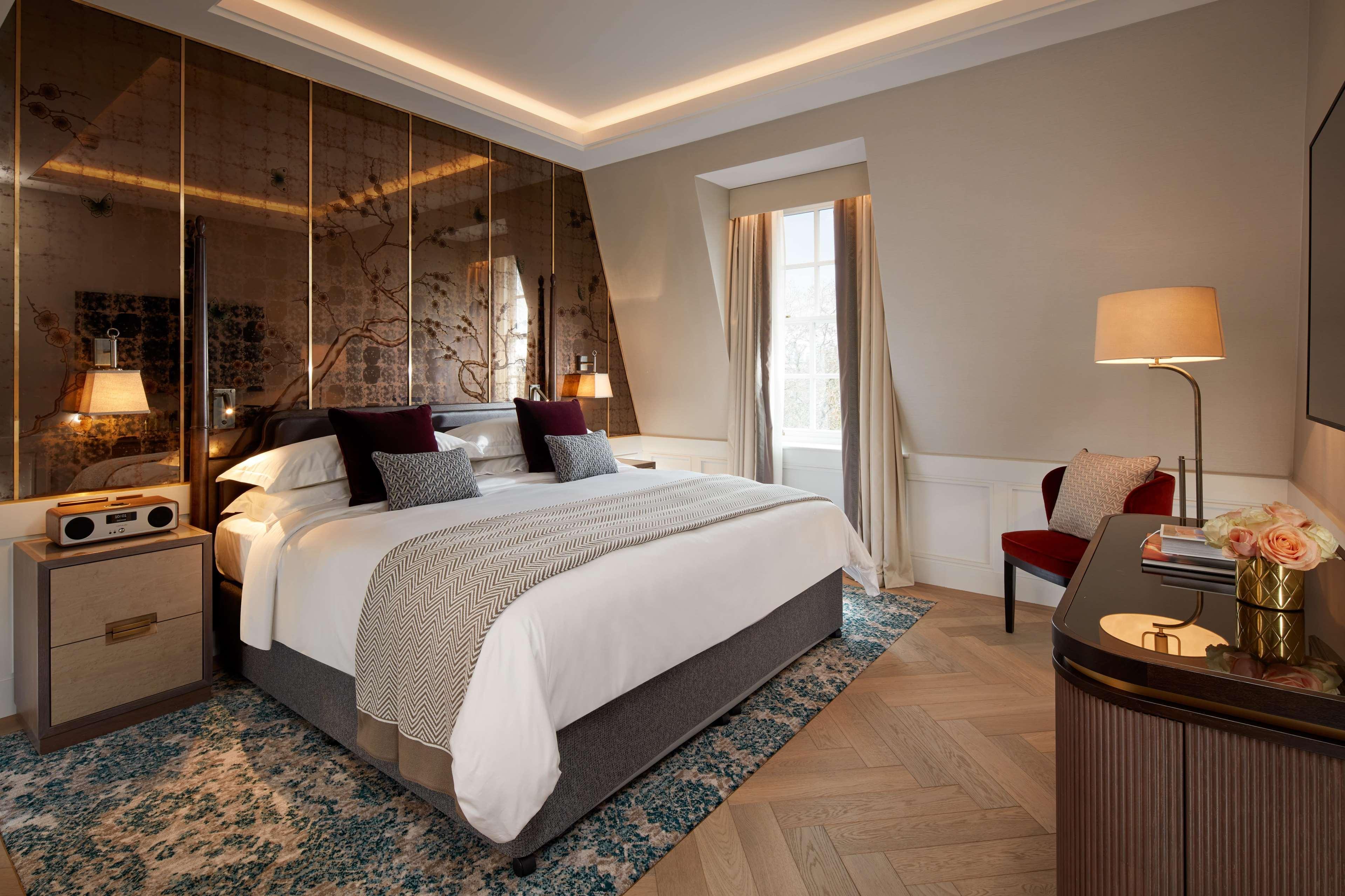 The Biltmore Mayfair London Eksteriør bilde A bedroom at The Carlyle