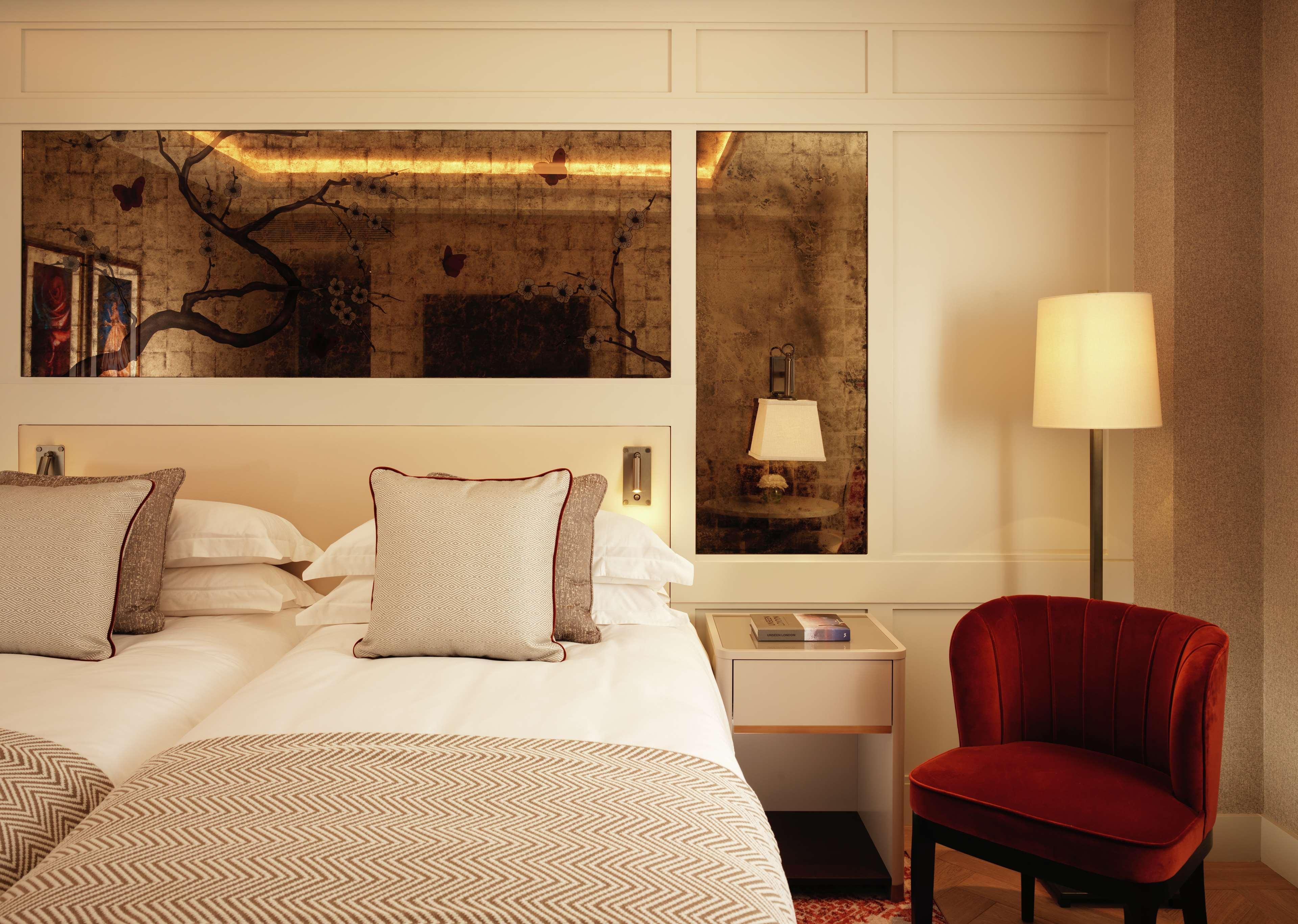 The Biltmore Mayfair London Eksteriør bilde A bedroom at the Mandarin Oriental, Madrid
