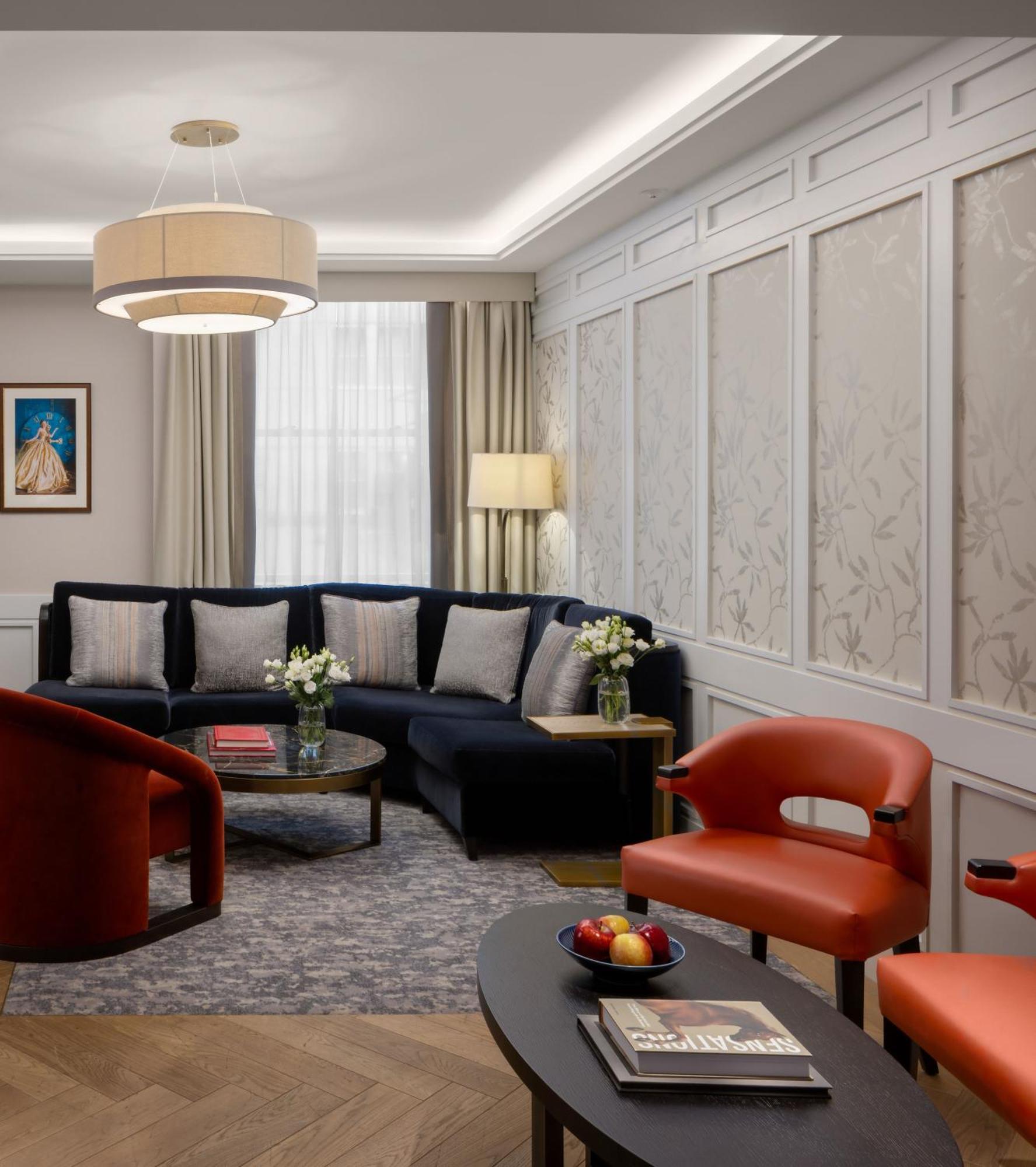 The Biltmore Mayfair London Eksteriør bilde The living room of a suite at The Carlyle